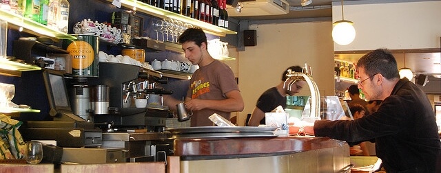 Spanish sample phrases bar A barman